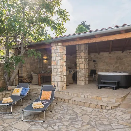 2 Bedroom Stunning In *