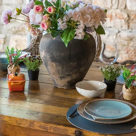 2 Bedroom Stunning In *