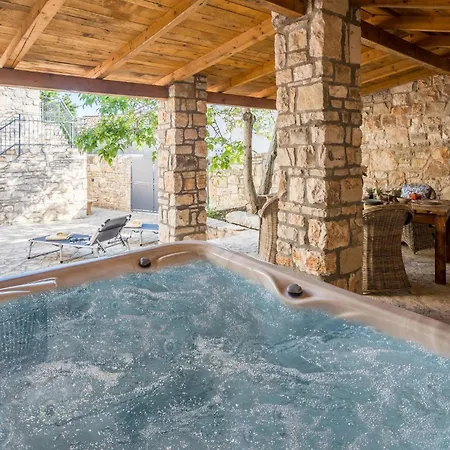 2 Bedroom Stunning In *