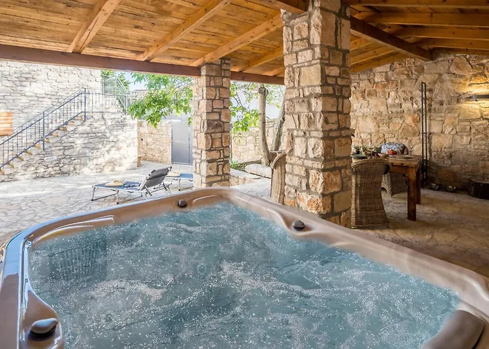 2 Bedroom Stunning In *